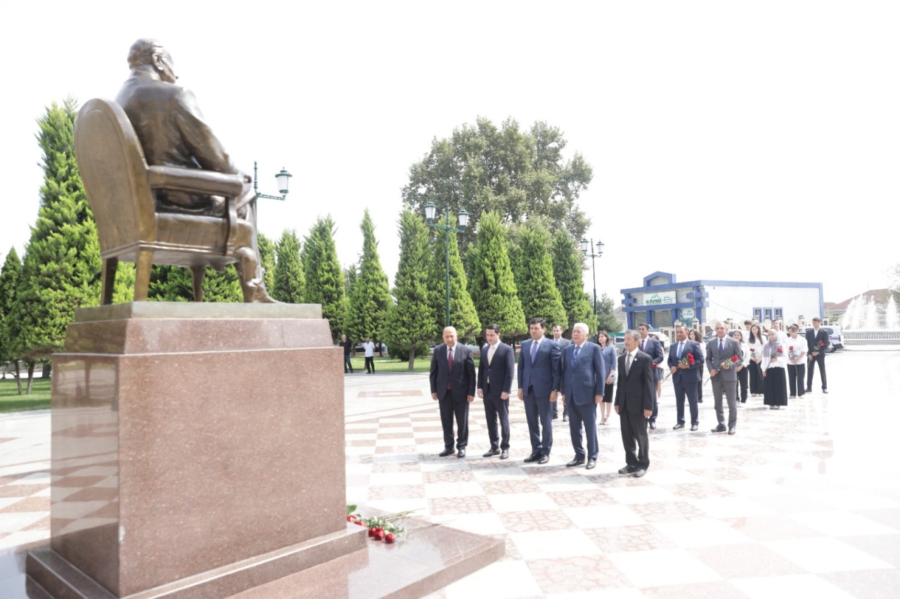 Deputat Ağalar Vəliyev Xaçmazda yüksək balla qəbul olan tələbələri mükafatlandırdı - FOTOLAR
